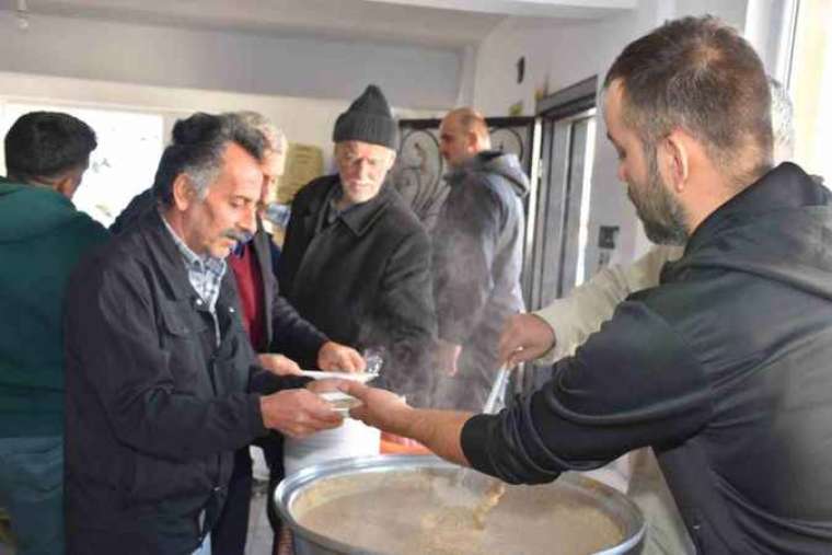 Sakaryalı Vatandaş Depremde Can Aramıştı, Şimdide Hendek'te Kuran-ı Kerim Okutup Yemek Dağıttı 1