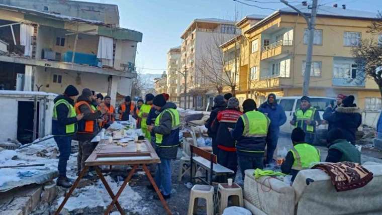 Sakaryalı Vatandaş Depremde Can Aramıştı, Şimdide Hendek'te Kuran-ı Kerim Okutup Yemek Dağıttı 8