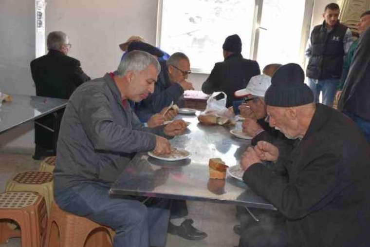 Sakaryalı Vatandaş Depremde Can Aramıştı, Şimdide Hendek'te Kuran-ı Kerim Okutup Yemek Dağıttı 4