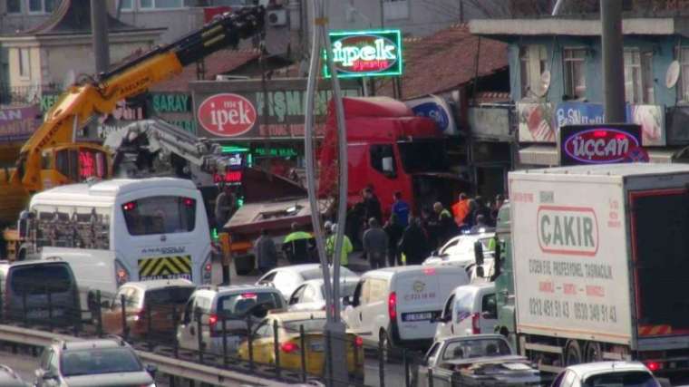  Kocaeli İzmit'te Trafik Kazası: 4 Yaralı 6