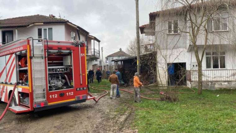 Düzce'de Yangın- 600 Bin Liralık Ayakkabılar Kül Oldu 5