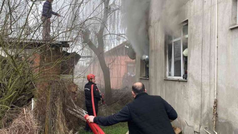 Düzce'de Yangın- 600 Bin Liralık Ayakkabılar Kül Oldu 7