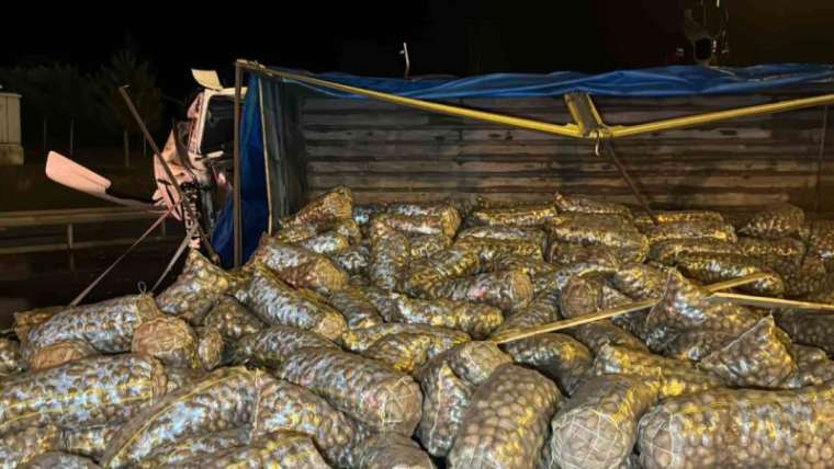 Bolu Dağı Geçişinde Patates Kamyonu Devrildi 4