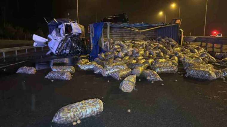 Bolu Dağı Geçişinde Patates Kamyonu Devrildi 6