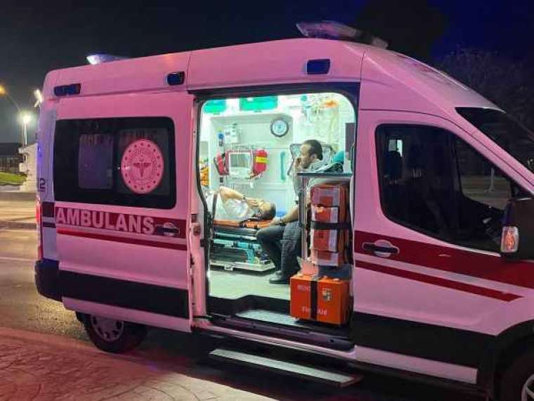 Kocaeli’de bir araç trafik ışıklarında bekleyen otobüse ve otomobile çarptı: 7 yaralı 3