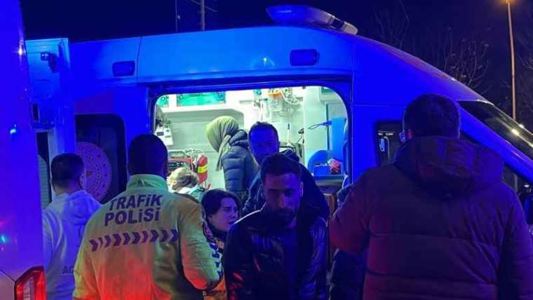 Kocaeli’de bir araç trafik ışıklarında bekleyen otobüse ve otomobile çarptı: 7 yaralı 4