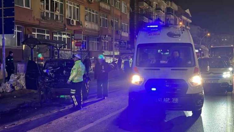 Kocaeli’de bir araç trafik ışıklarında bekleyen otobüse ve otomobile çarptı: 7 yaralı 5