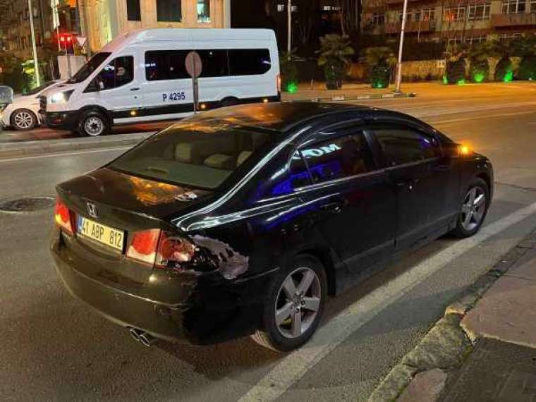 Kocaeli’de bir araç trafik ışıklarında bekleyen otobüse ve otomobile çarptı: 7 yaralı 7