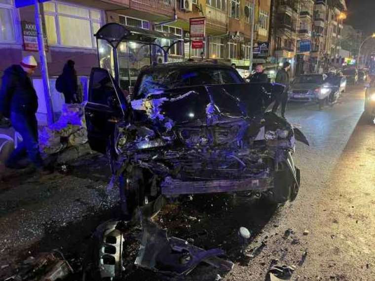 Kocaeli’de bir araç trafik ışıklarında bekleyen otobüse ve otomobile çarptı: 7 yaralı 8