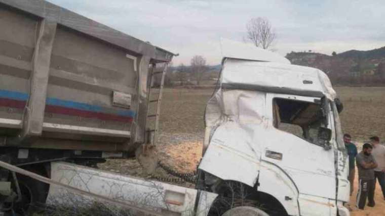 Sakarya'da Mısır Yüklü Tır Devrildi: 1 Yaralı 3