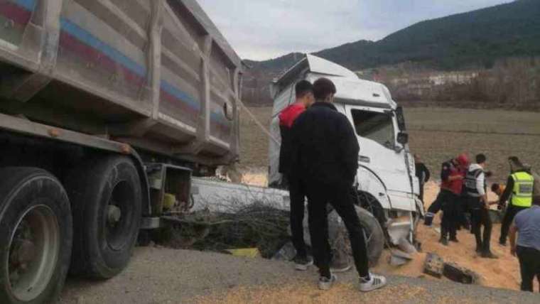 Sakarya'da Mısır Yüklü Tır Devrildi: 1 Yaralı 5