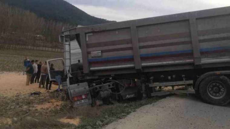 Sakarya'da Mısır Yüklü Tır Devrildi: 1 Yaralı 6