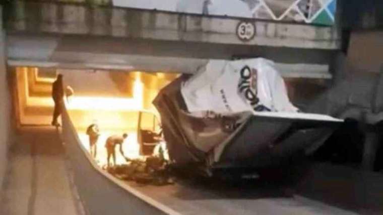 Sakarya'da Kamyonet Alt Geçite Sıkıştı 2