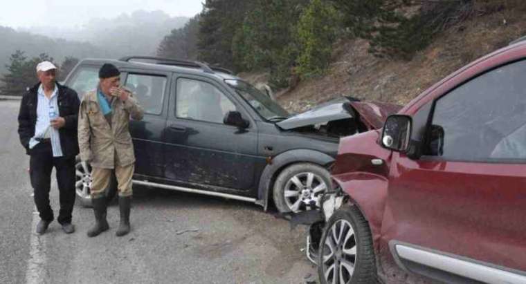 Cip ile Hafif Ticari Araç Çarpıştı: 4 Kişi Yaralandı! 1