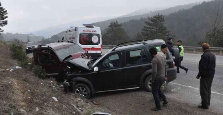 Cip ile Hafif Ticari Araç Çarpıştı: 4 Kişi Yaralandı! 3