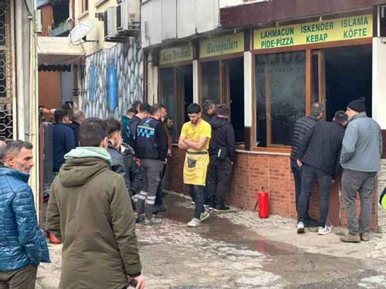 Sakarya'da Bir Restoranda Meydana Gelen Yangın, Endişe Ve Paniğe Sebep Oldu! 2