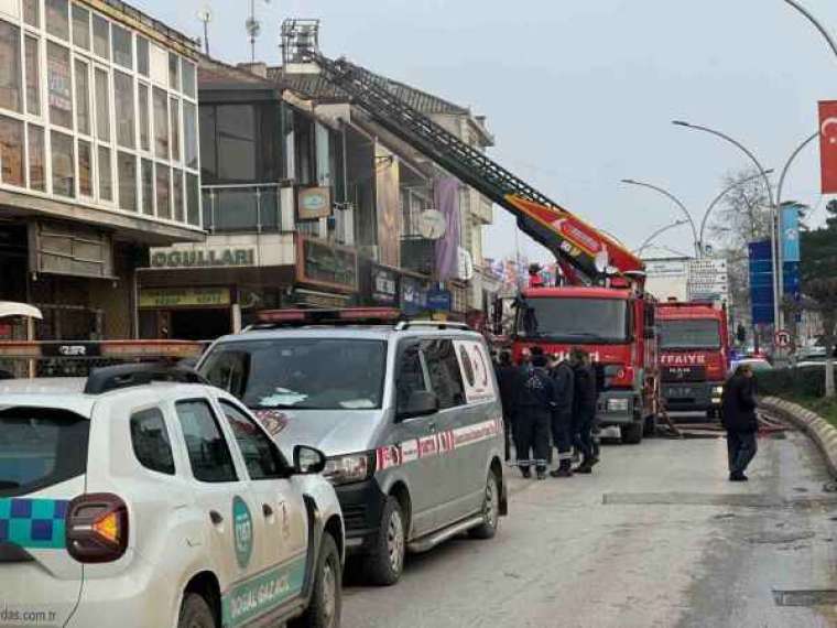 Sakarya'da Bir Restoranda Meydana Gelen Yangın, Endişe Ve Paniğe Sebep Oldu! 3