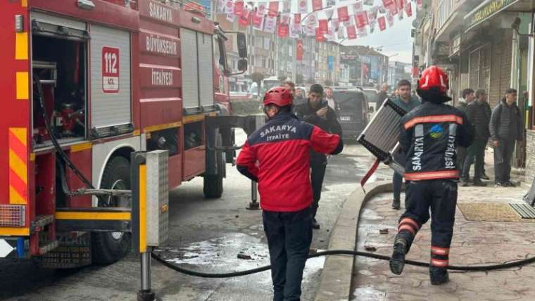 Sakarya'da Bir Restoranda Meydana Gelen Yangın, Endişe Ve Paniğe Sebep Oldu! 8