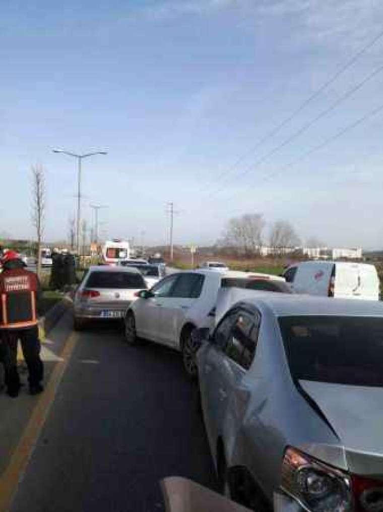 Sakarya Adapazarı' nda Meydana Gelen 7 Araçlık Zincirleme Trafik Kazası 5 Kişiyi Yaraladı 1