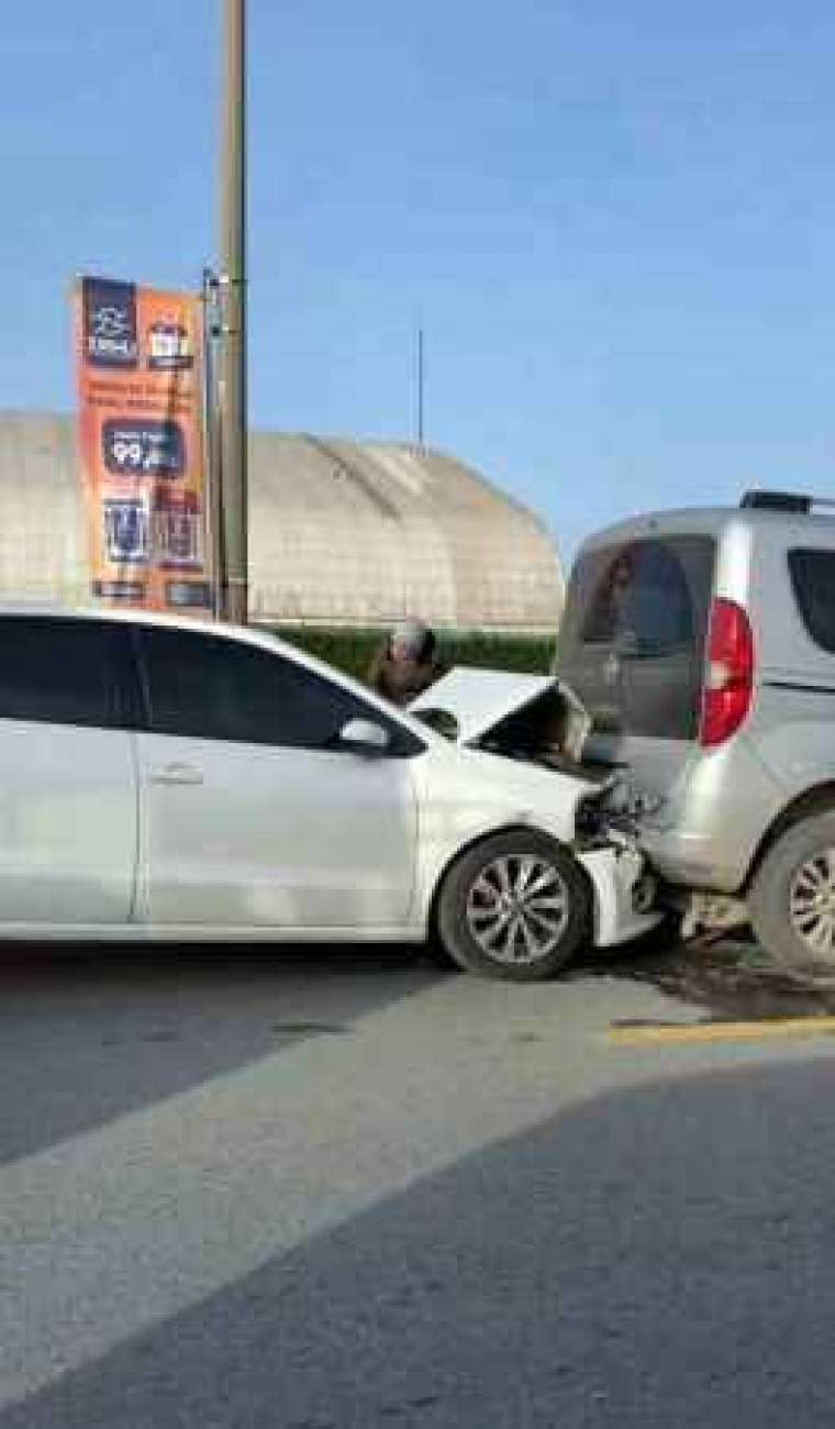 Sakarya Adapazarı' nda Meydana Gelen 7 Araçlık Zincirleme Trafik Kazası 5 Kişiyi Yaraladı 4