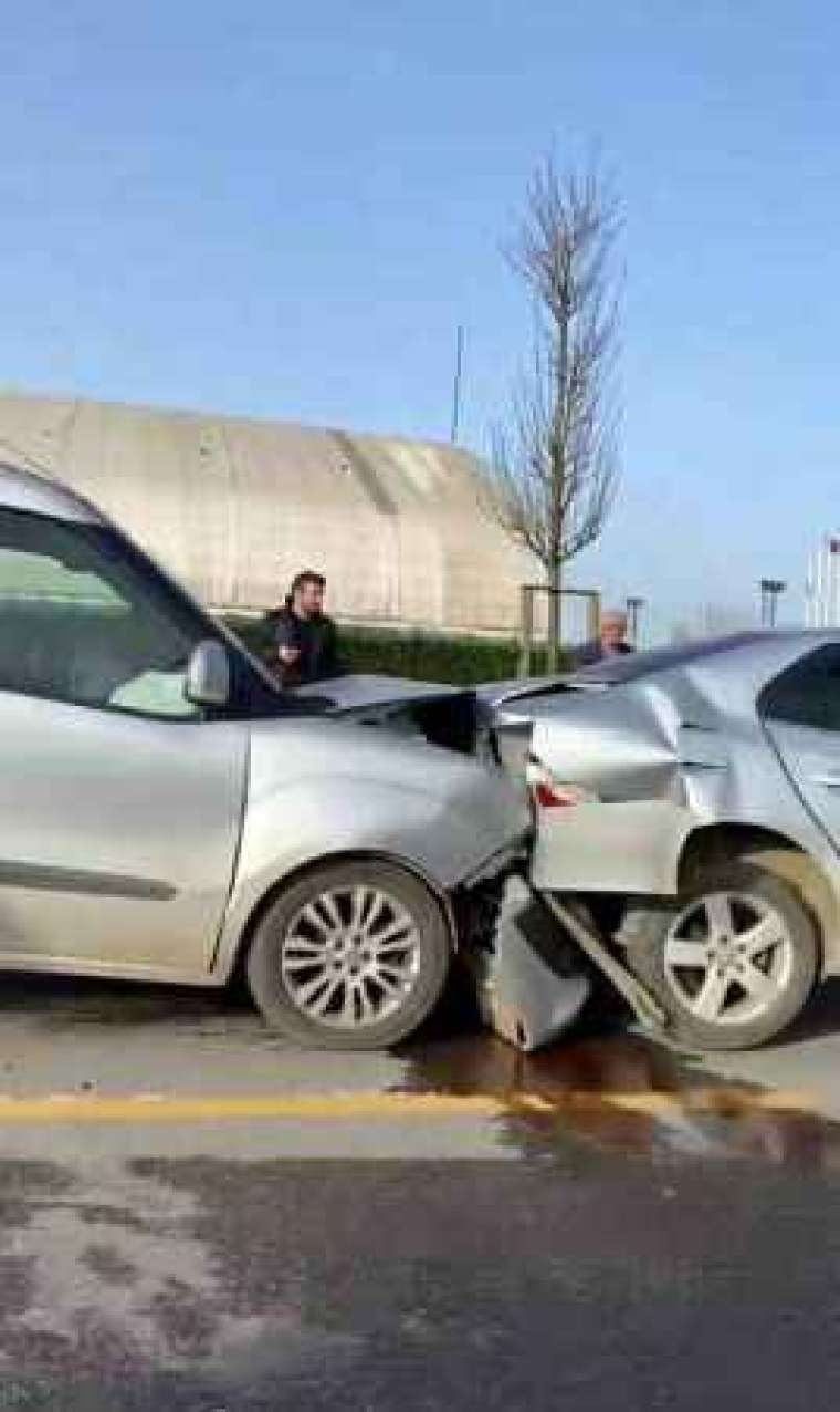 Sakarya Adapazarı' nda Meydana Gelen 7 Araçlık Zincirleme Trafik Kazası 5 Kişiyi Yaraladı 5