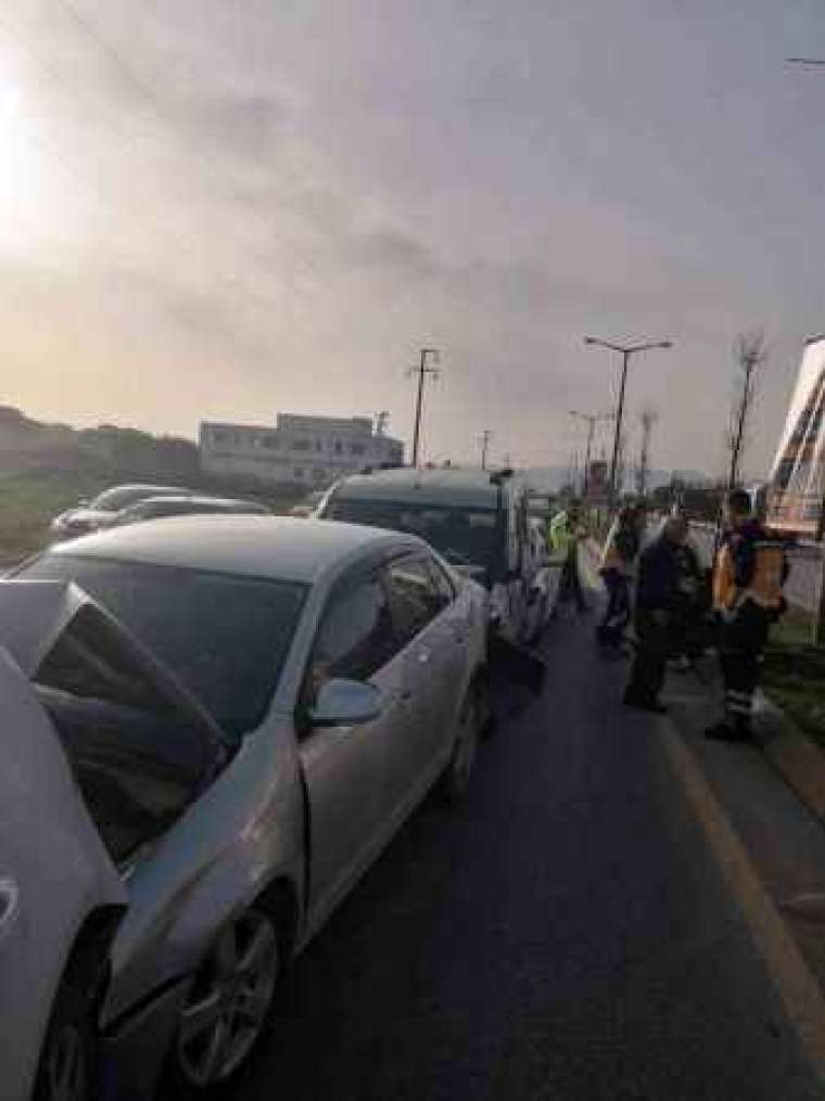 Sakarya Adapazarı' nda Meydana Gelen 7 Araçlık Zincirleme Trafik Kazası 5 Kişiyi Yaraladı 7