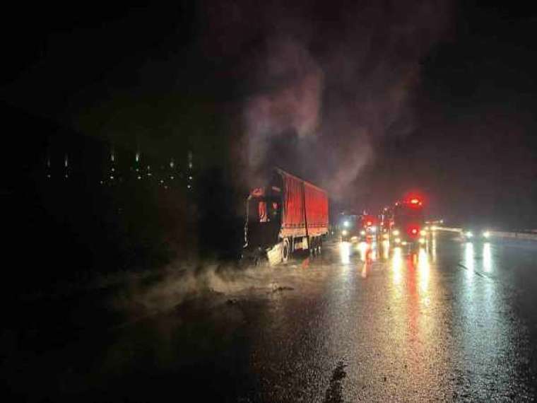 Kuzey Marmara Otoyolu’nda Asit Yüklü Tır Alev Alev Yandı 1