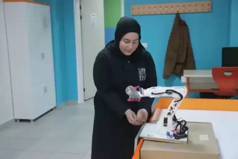 Kocaeli'den Yenilikçi Proje | Kolonya Döken Robot Kol 1