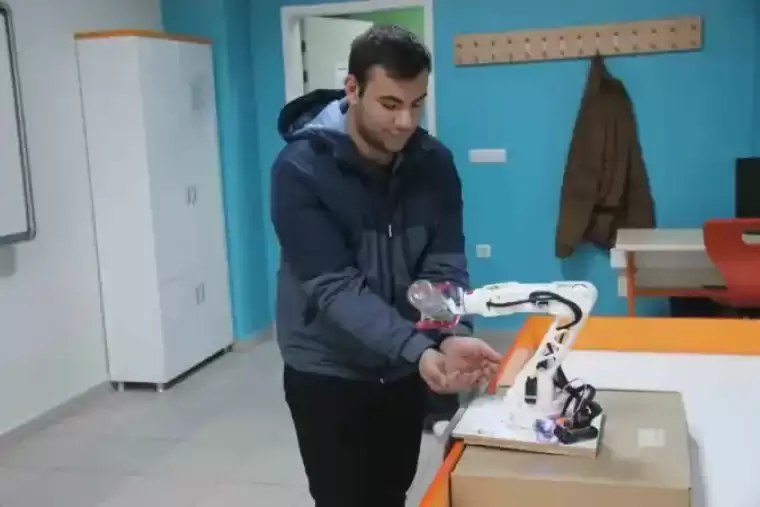 Kocaeli'den Yenilikçi Proje | Kolonya Döken Robot Kol 2