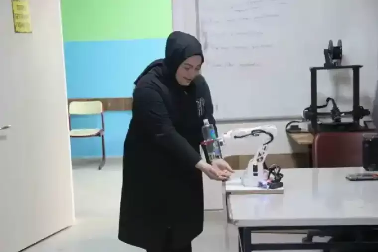 Kocaeli'den Yenilikçi Proje | Kolonya Döken Robot Kol 4