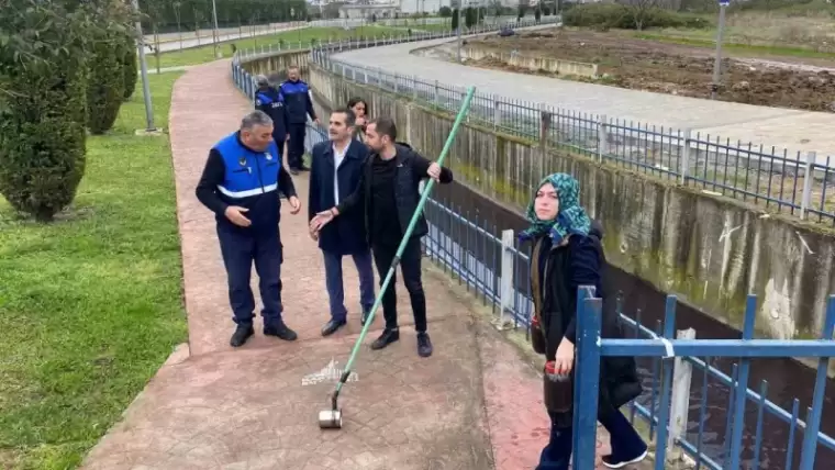 Kartepe'nin Kule Deresi Simsiyah Akıyor 3