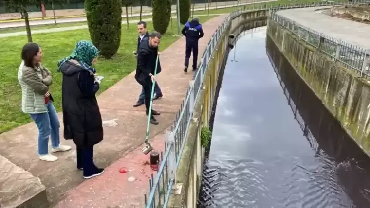 Kartepe'nin Kule Deresi Simsiyah Akıyor 5