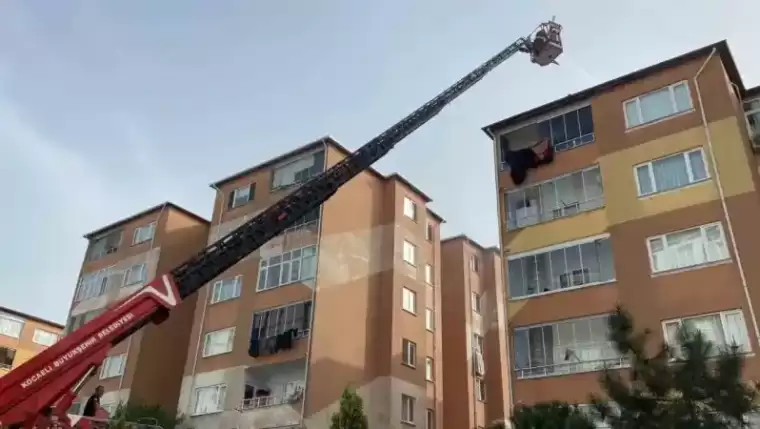 Kocaeli'de 7 Katlı Apartman Çatısı Yandı 1