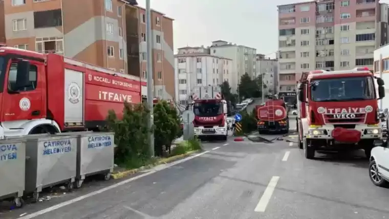 Kocaeli'de 7 Katlı Apartman Çatısı Yandı 2