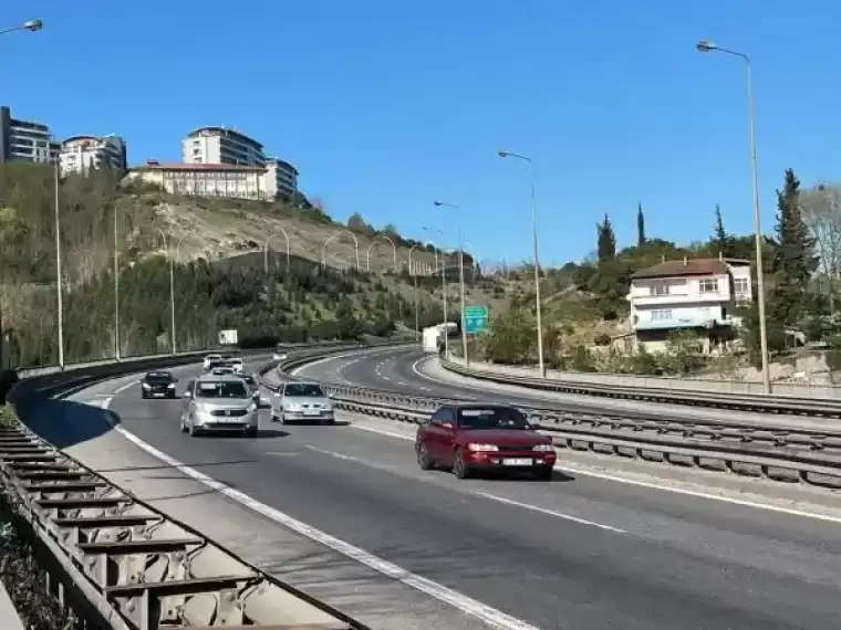 TEM Otoyolu’nun Kocaeli Geçişinde Yoğun Bayram Trafiği 3