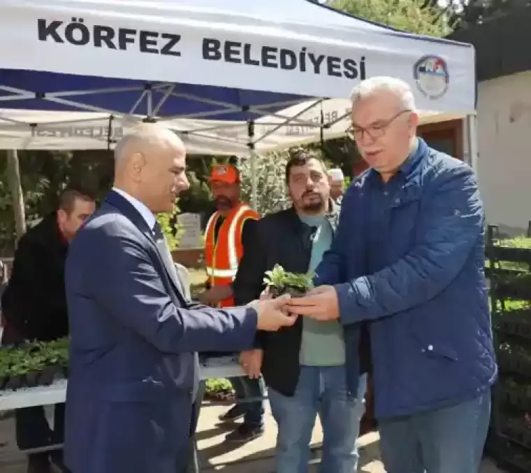 Kocaeli'de Mezarlıklarda Çiçek Dağıtıldı 3