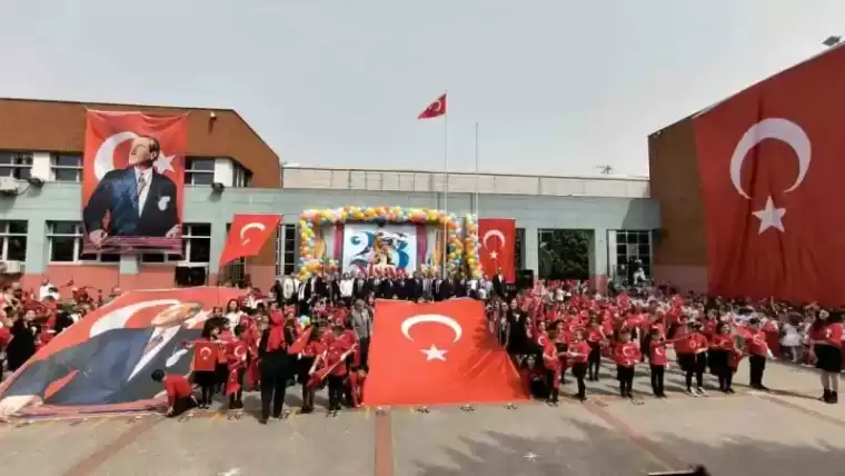 Derince'de Coşkulu 23 Nisan Kutlamaları... Dev Türk Bayrağı Açtılar! 3