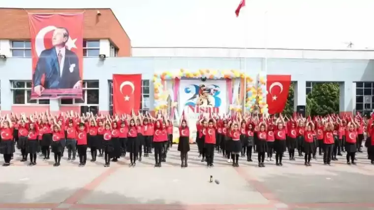 Derince'de Coşkulu 23 Nisan Kutlamaları... Dev Türk Bayrağı Açtılar! 1