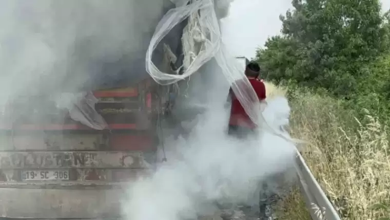 Düzce'de Geri dönüşüm yüklü tır alev topuna döndü 5