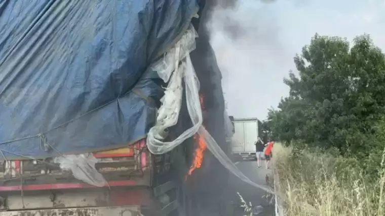 Düzce'de Geri dönüşüm yüklü tır alev topuna döndü 6