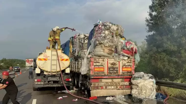 Düzce'de Geri dönüşüm yüklü tır alev topuna döndü 8