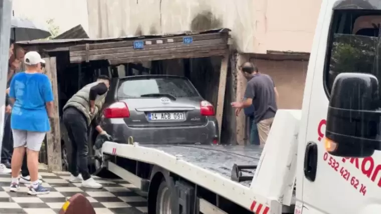 Gaz Pedalı Takılı Kaldı, Garajın Kapısını Kırarak Otomobile Çarptı: 1 Yaralı 3