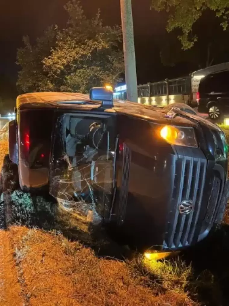 Sakarya’da Turistleri Gezdiren Minibüs Kanala Devrildi: 1 Yaralı 2