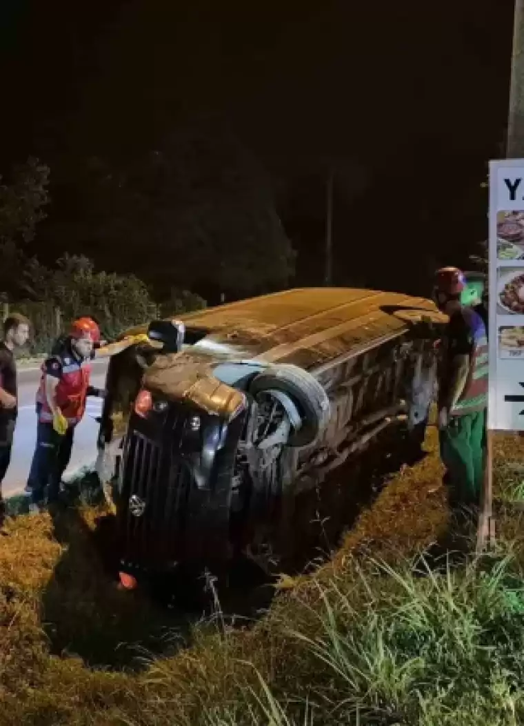 Sakarya’da Turistleri Gezdiren Minibüs Kanala Devrildi: 1 Yaralı 5