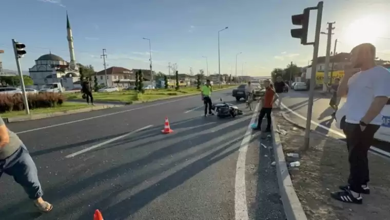 Düzce’de Otomobil Motosikletle Çarpıştı: 3 Yaralı 4