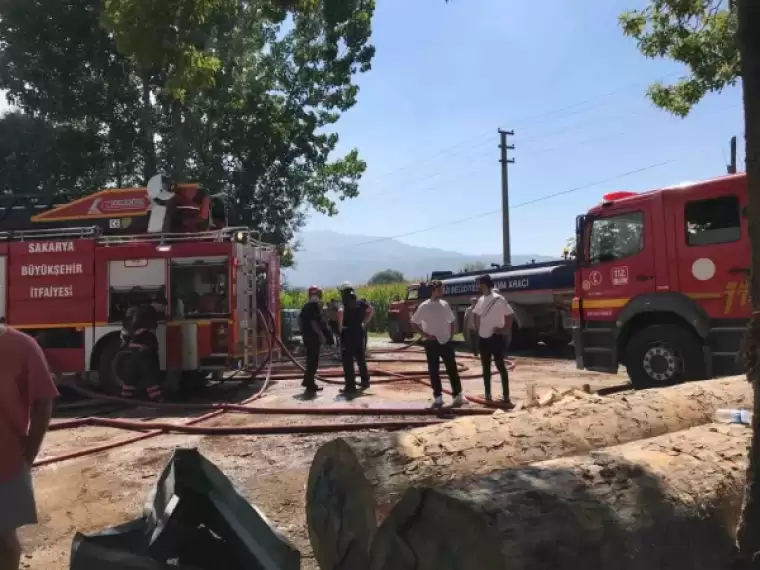 Sakarya’da Korkutan Yangın: Ahşap Atölyesi Alev Topuna Döndü 4