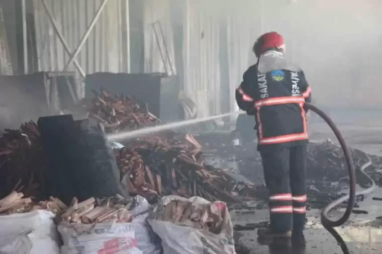 Sakarya’da Korkutan Yangın: Ahşap Atölyesi Alev Topuna Döndü 13