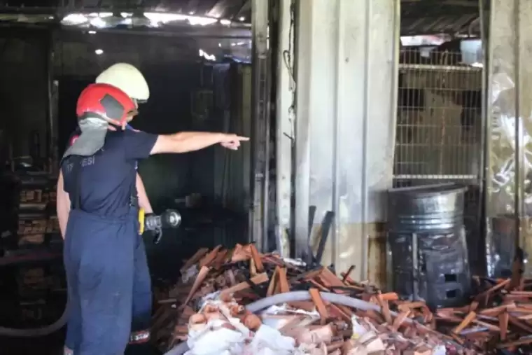 Sakarya’da Korkutan Yangın: Ahşap Atölyesi Alev Topuna Döndü 15