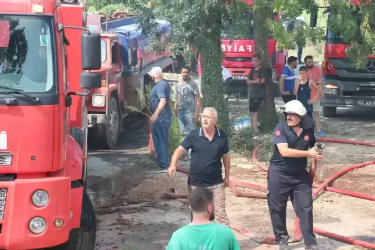 Sakarya’da Korkutan Yangın: Ahşap Atölyesi Alev Topuna Döndü 17