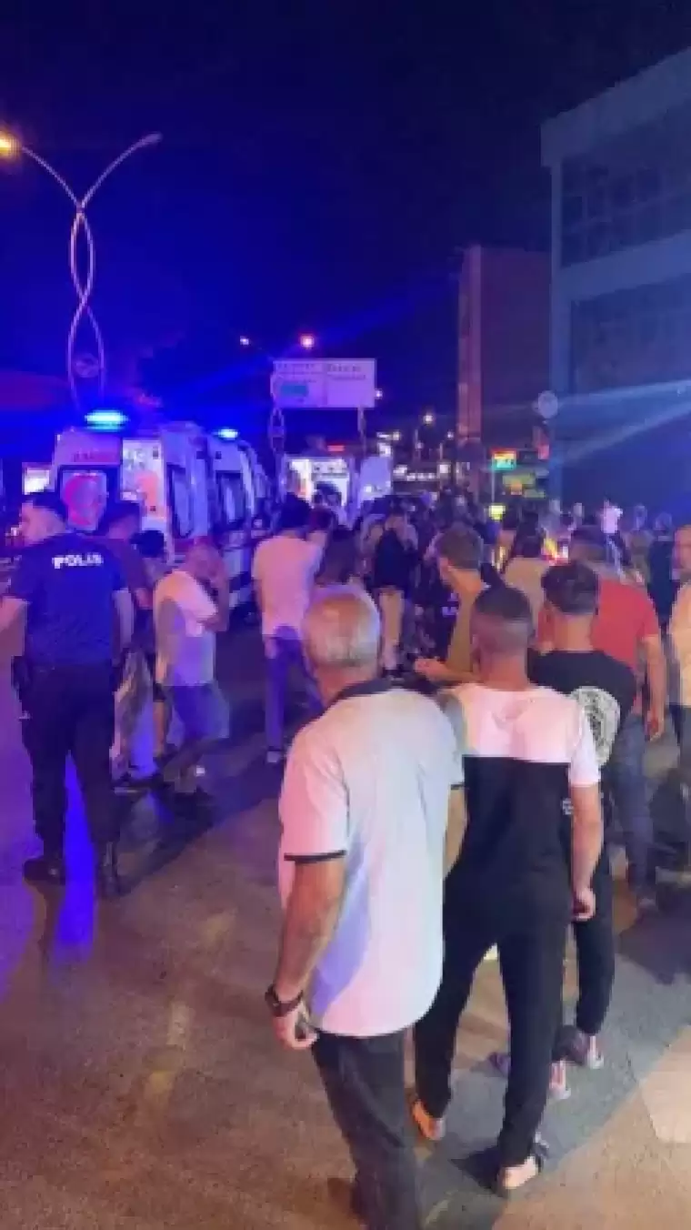 Motosiklet kırmızı ışıkta yola atlayan yayaya çarptı: 3 yaralı 5